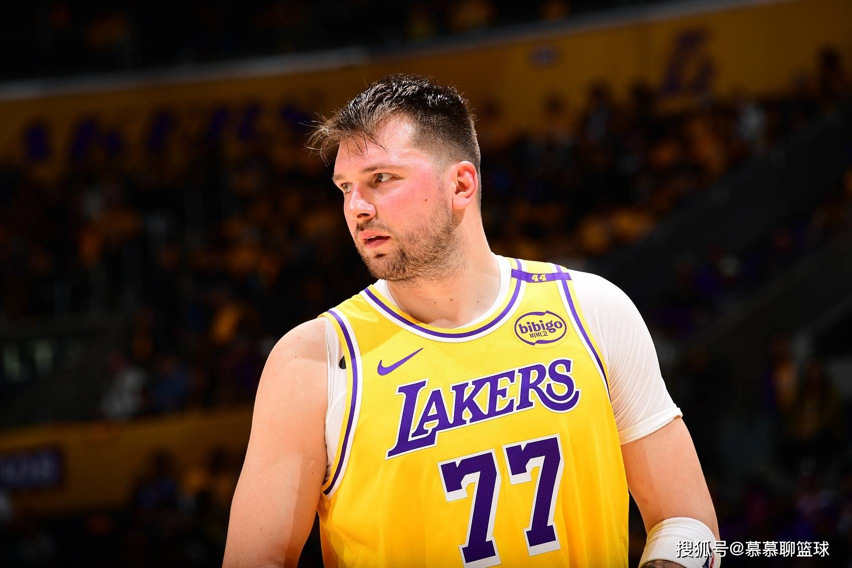九游体育网页版入口-爵士队迎战湖人，客场挑战备战需谨慎应对