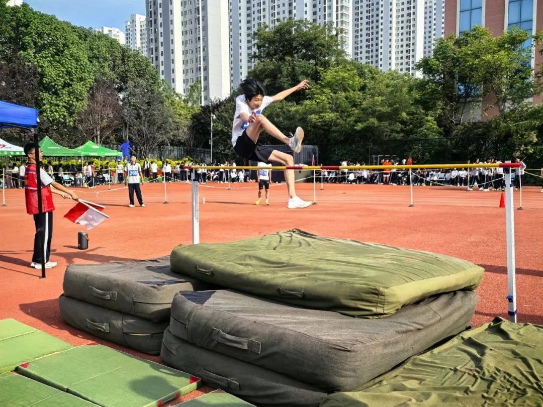 九游体育官网-田径赛场竞速之争，冠军相争