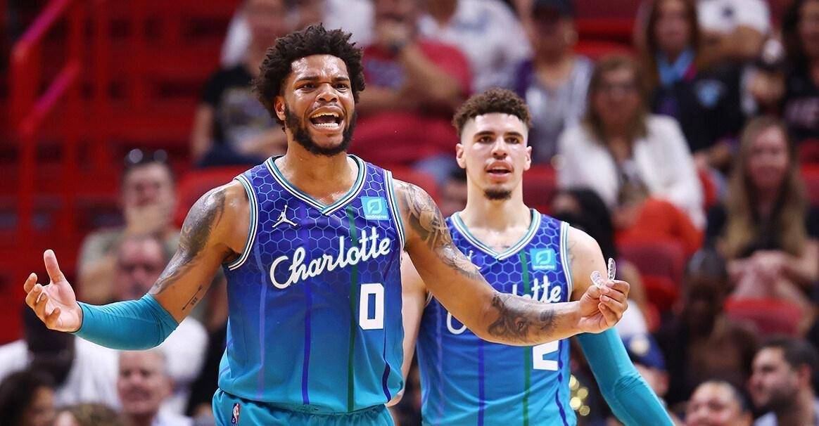 九游体育亚洲官网-成功逆转！黄蜂战胜对手，球员表现抢眼