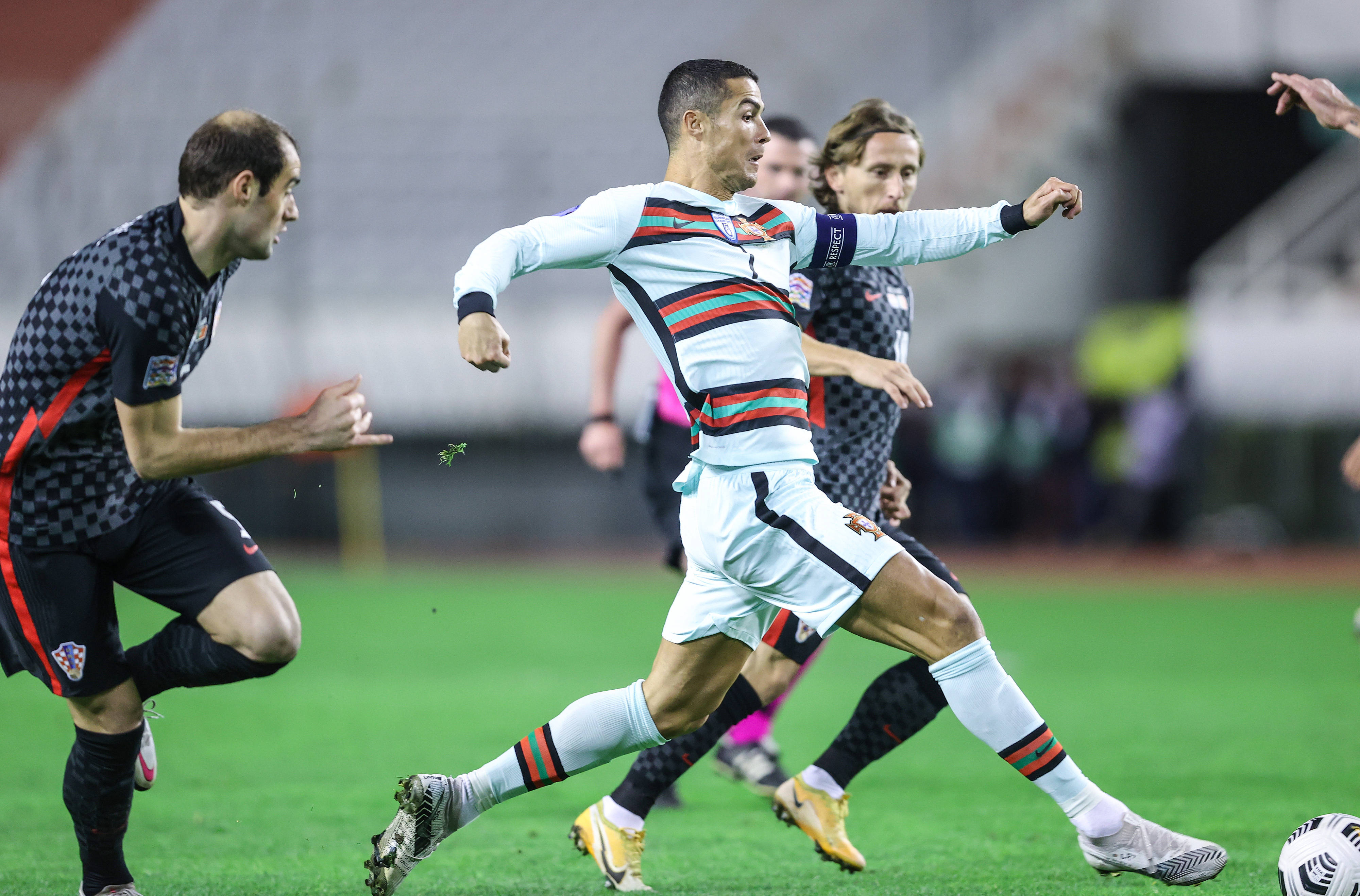 葡萄牙首发遭人质疑，教练大胆调整阵容作战