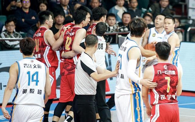 改写为:球队在比赛中发生了激烈冲突