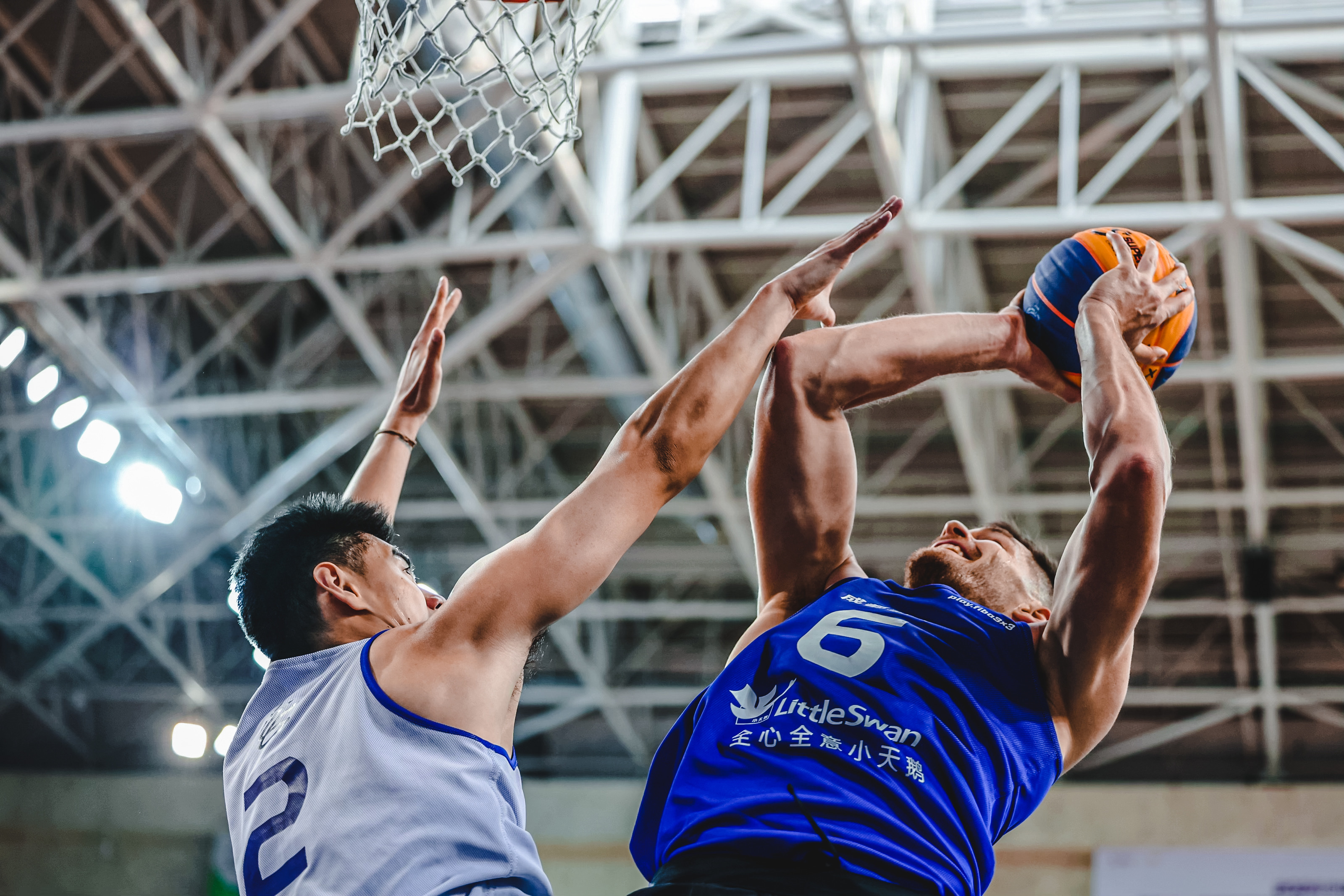 球员在全球篮球比赛中展现出超凡的技术实力 球员在全球篮球比赛中展现出超凡的技术实力