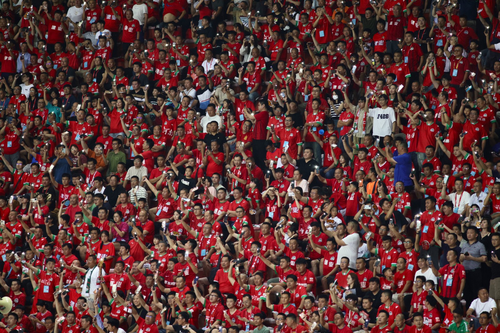 九游体育官网入口-火箭队球迷气氛火爆，助威声不断