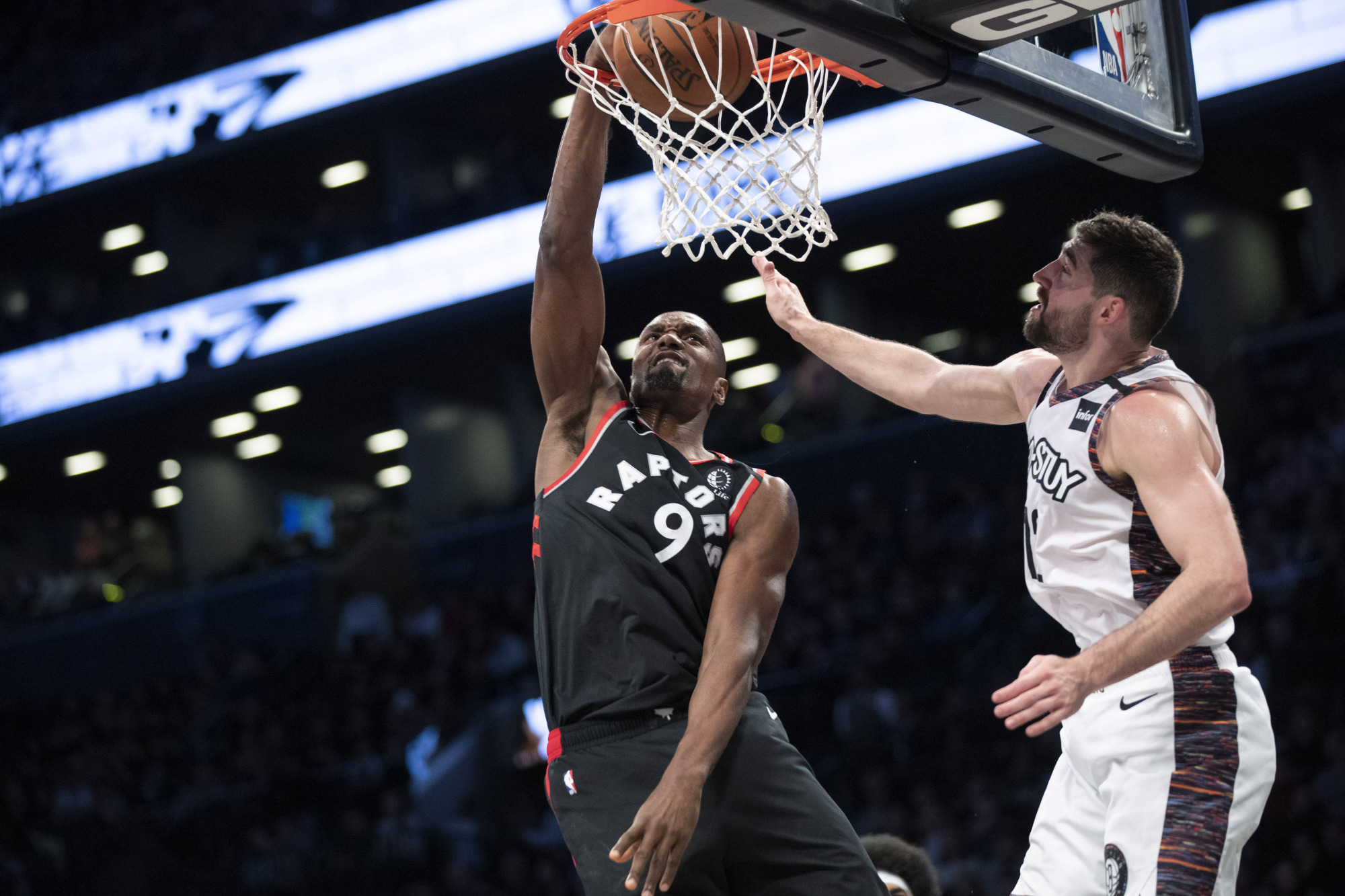 九游体育登录-快船逆袭击败灰熊，哈雷尔绝杀猛龙笑傲群雄