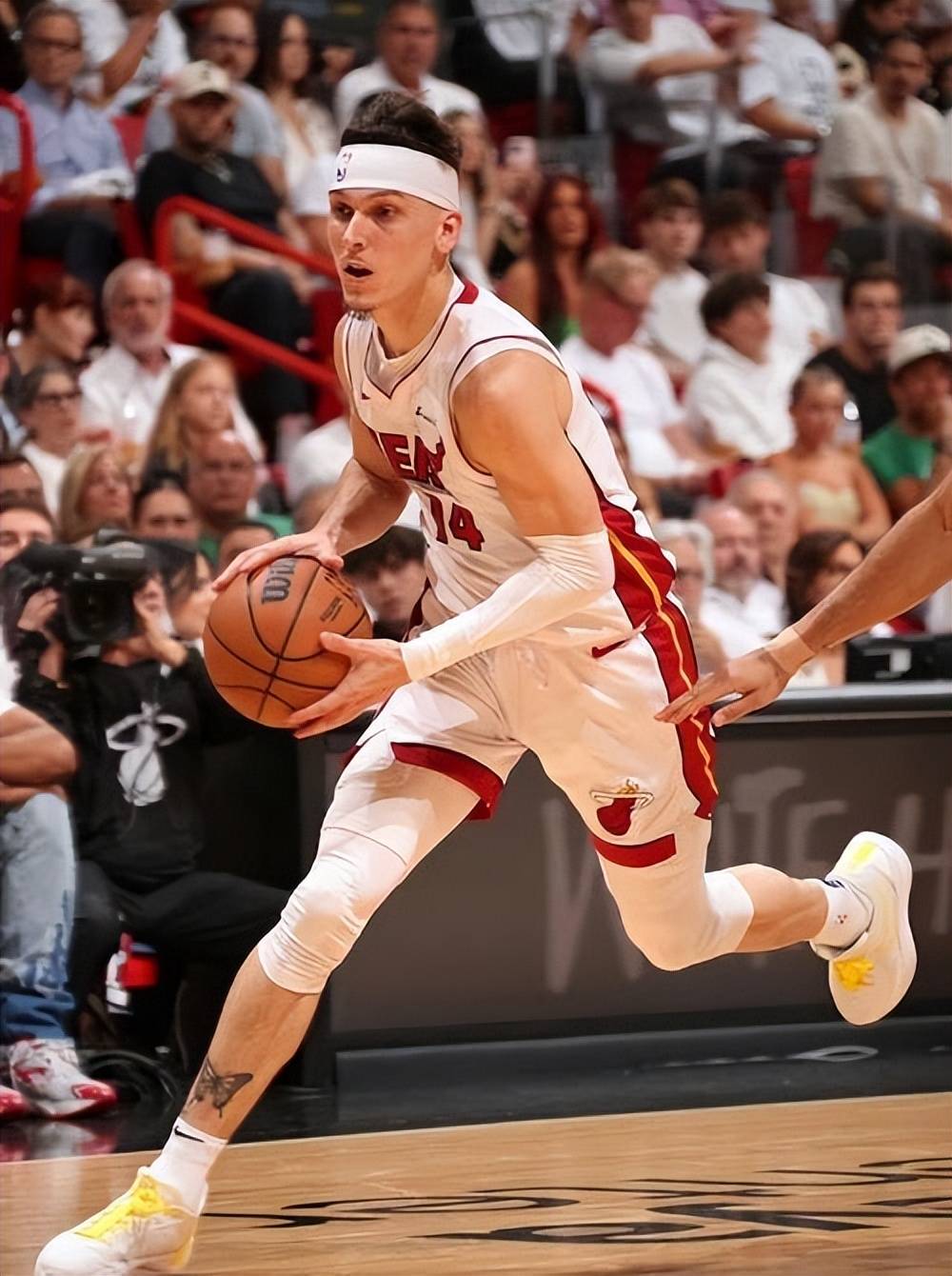 包含快船主场溃败爵士，莱昂纳德疲惫离场心情低落的词条